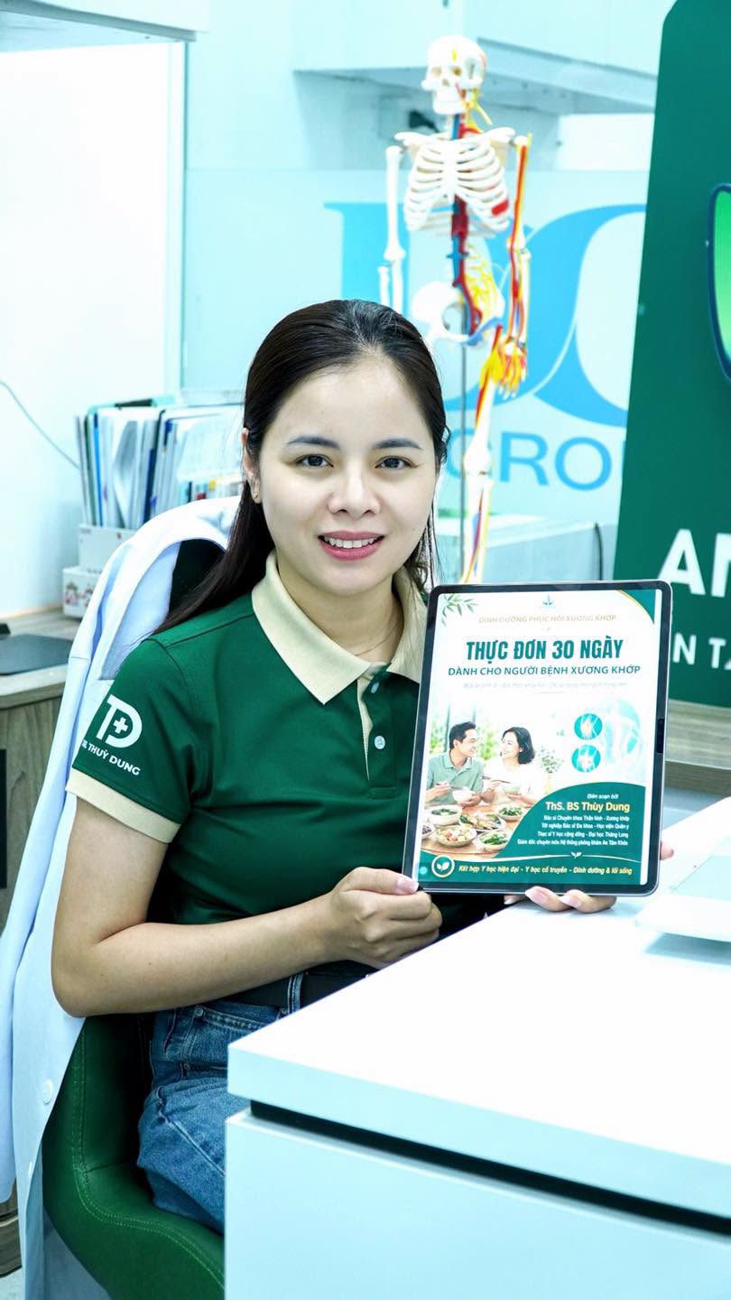 Bác sĩ Thùy Dung cầm cẩm nang Thực đơn 30 ngày cho người bệnh xương khớp