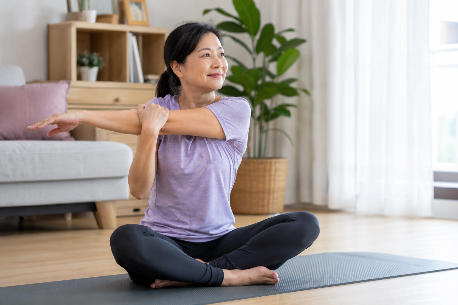 Người lớn tuổi giãn cơ trên thảm tại nhà, không cần dụng cụ