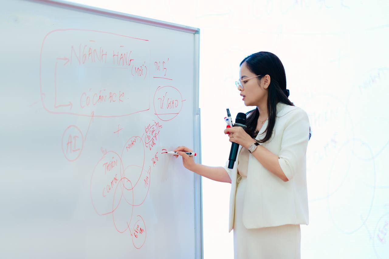 Bác sĩ Thùy Dung viết sơ đồ, giảng bài trên bảng trắng